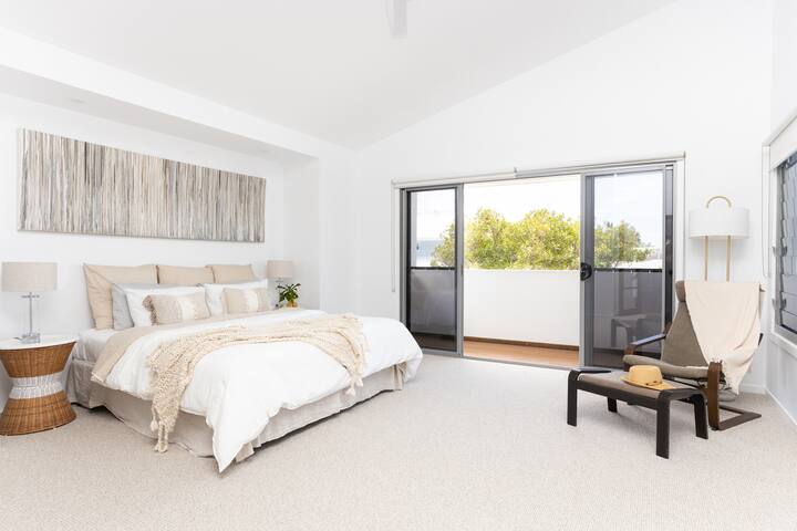 ملاذ غرفة نوم أساسي واسع. سرير سوبر كينج، مصابيح شحن الهاتف. 