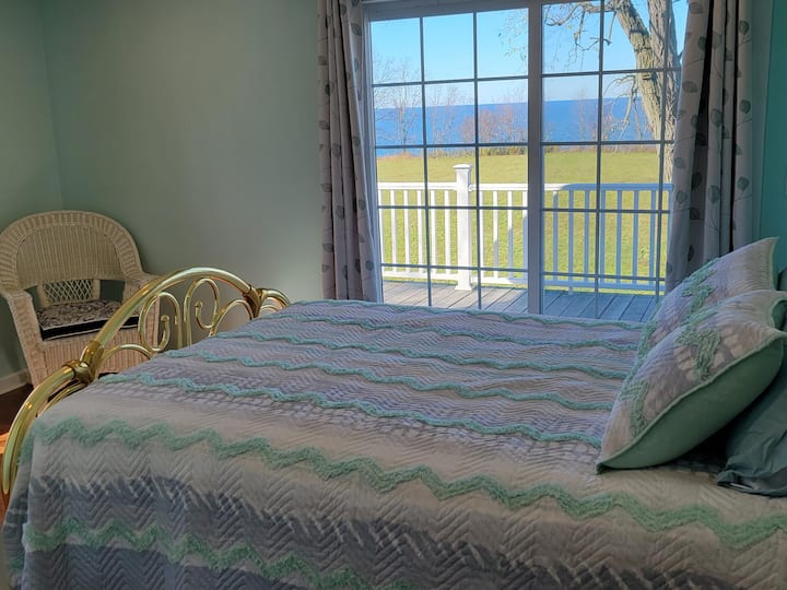 Chumba cha kulala 2: Kitanda cha ukubwa wa malkia kilicho na ufikiaji wa sitaha na mwonekano wa Ziwa. Kabati la nguo.