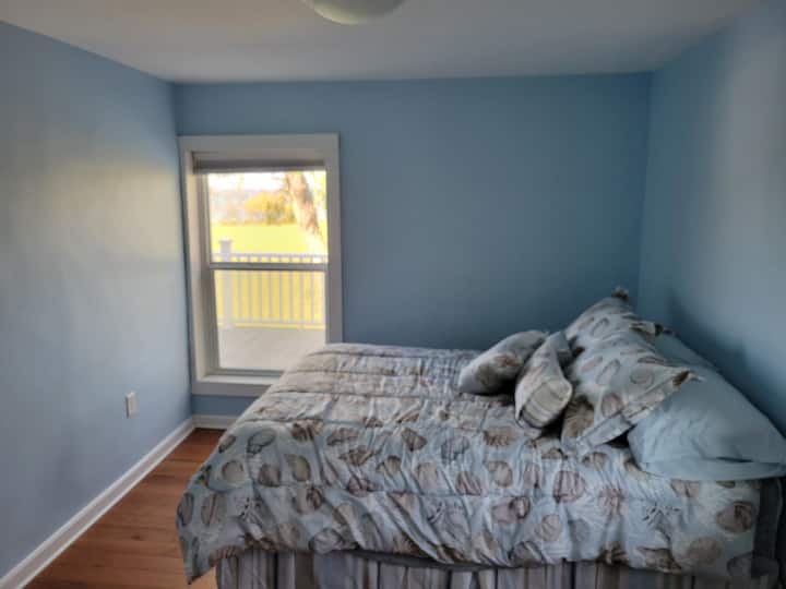 Chumba cha kulala 3: chumba kidogo cha kulala chenye kitanda cha ukubwa kamili na mwonekano wa ziwa.