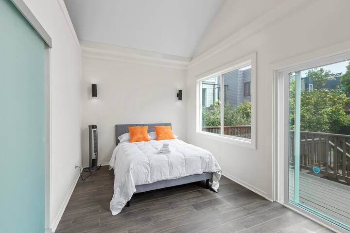 Modern Noe Valley home with private deck gallery image 3