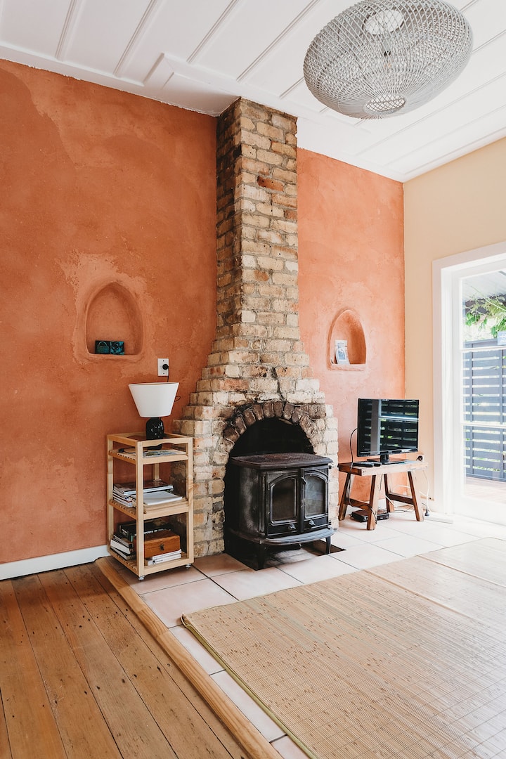Fireplace with flue for winter nights. TV connected to normal satellite tv. The feature wall is made of paper clay, a natural building material that is fireproof