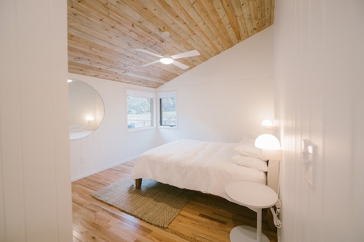 [Dormitorio 1] Suite con habitación queen. Vistas desde el lecho del prado y la ladera de la montaña. Máquina de sonido/luz nocturna + persianas opacas como en las habitaciones.
De nuestras evaluaciones: “...las camas son increíblemente cómodas”. 