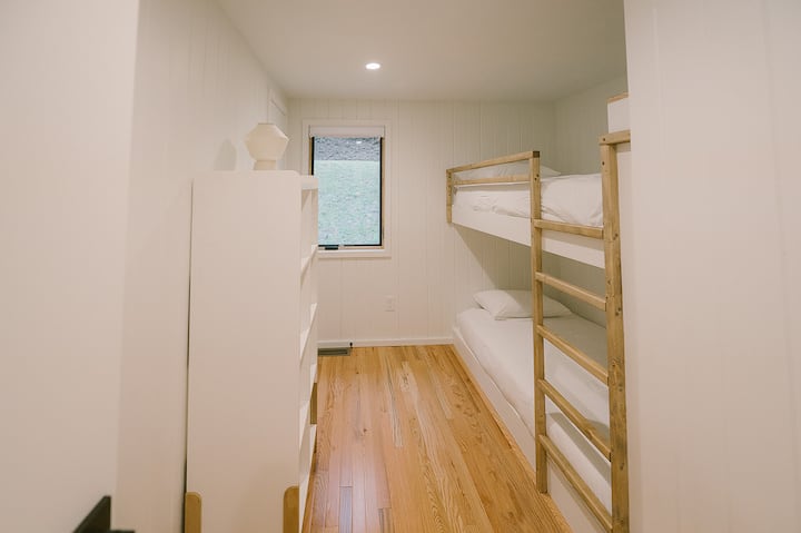 [Dormitorio 3] Acogedoras literas individuales incorporadas. Puedes encontrar una cuna y sábanas de viaje en el armario junto con esterillas y bloques de yoga. Máquina de sonido/luz nocturna + persianas opacas, como en todas las habitaciones.
De nuestras evaluaciones: “Camas 10/10”