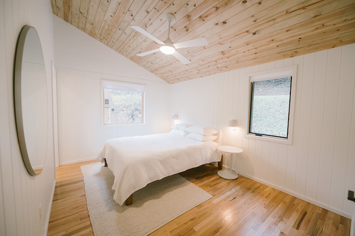 [Dormitorio 2] Habitación queen con vistas a la cabaña alpina. Máquina de sonido/luz nocturna + persianas opacas como en las habitaciones. 
De nuestras evaluaciones, “¡las camas y almohadas súper cómodas son geniales!” 