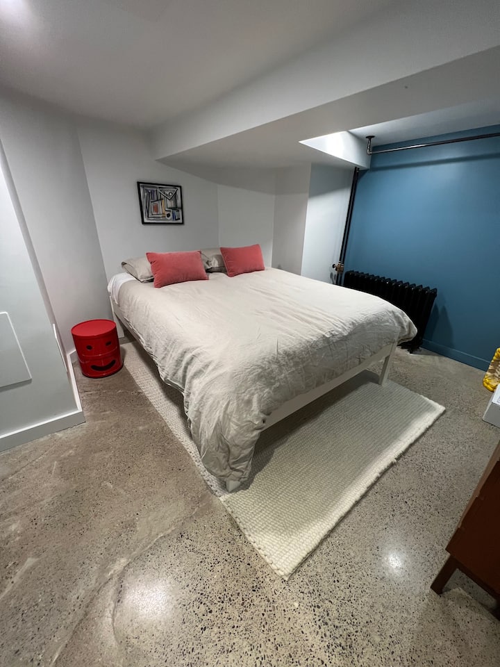 Dhoma e tretë e gjumit me krevat dopio "queen" ndodhet në katin e poshtëm. 