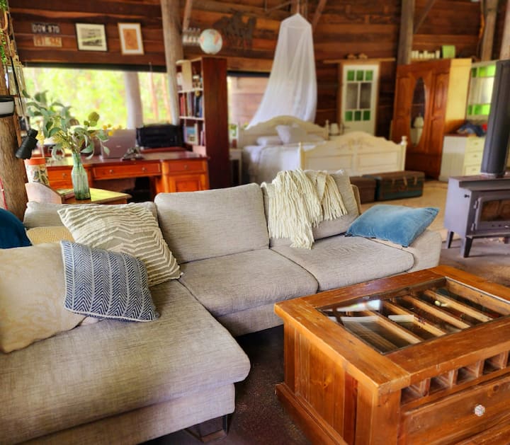 舒适的休息室，可欣赏河景、壁炉和电视