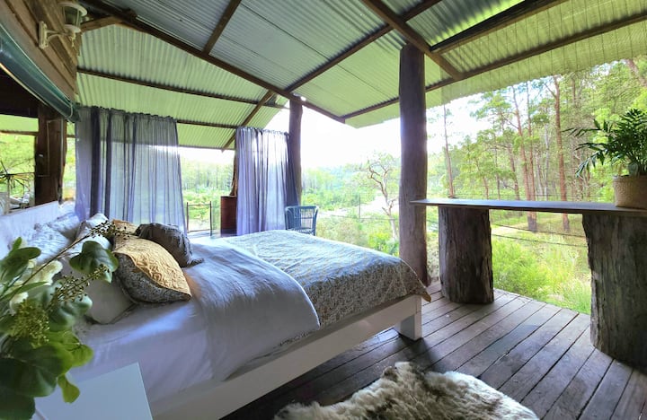 阳台上有加大双人床