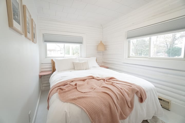 غرفة النوم الرئيسية // الملكة - كاملة مع ستائر سوداء وخزانة ملابس وخزانة ملابس.