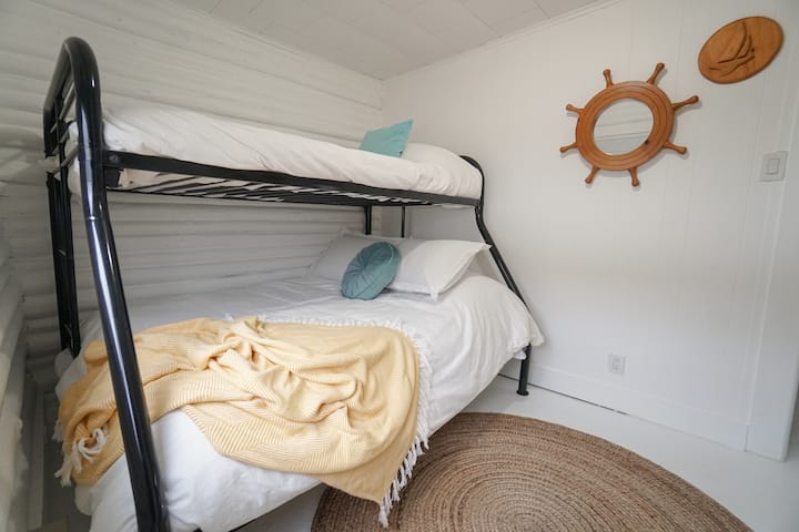 غرفة نوم بطابقين // مزدوجة وتوأم - مثالية للأطفال أو غرفة خاصة للزوجين. مكتمل أيضًا بستائر تعتيم وخزانة وتخزين الملابس ومساحة العمل.