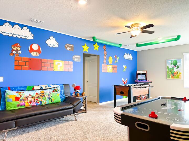 ¡Esta es la sala de juegos temática donde te divertirás mucho! Aquí encontrarás la decoración de luces LED, una mesa de hockey de aire, futbolín, 2 salas de juegos, televisor inteligente, sofá futón, lavandería completa (lavadora y secadora), decoración de pared, puerta para bebés, termostato.