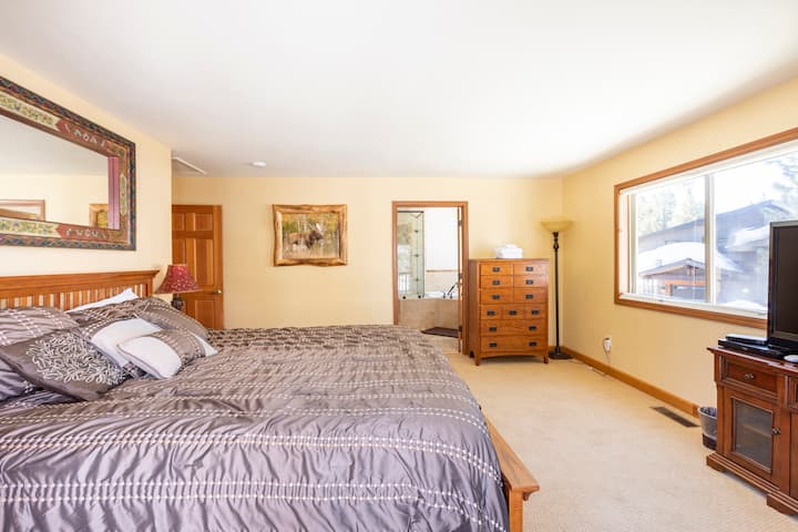 À l'étage, la chambre principale avec salle de bains privative dispose à la fois de l'ouest (du mont Tallac et des zones humides) et du nord (lac Tahoe) face à des vues donnant sur une détente maximale, une intimité et un confort tout en vous imprégnant de tout ce que Tahoe a à offrir. Dispose d'une grande salle de bain privée.