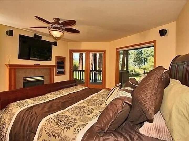 Chambre parentale au rez-de-chaussée avec salle de bain attenante (douche séparée et baignoire à jets). Patio privé avec accès à la cour/au spa, cheminée à gaz et télévision/médias personnels en font l'escapade idéale pour votre escapade.