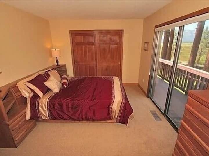 Chambre queen size avec salle de bain attenante (douche uniquement) et balcon orienté nord vous permettent de vous réveiller et de dire « bonjour ! » aux pins et au lac Tahoe. La commode sur pied et le placard complet vous permettent de déballer vos valises pour vous détendre complètement.  À l'étage