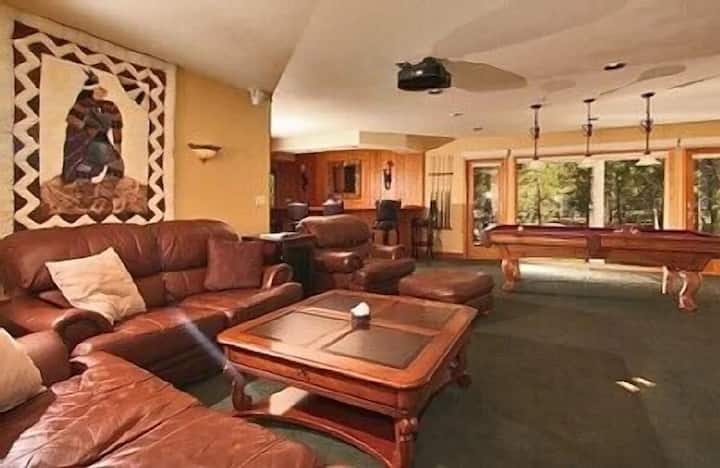 Salle multimédia en bas avec accès extérieur où vous pourrez profiter d'un bar, d'une table de billard, d'une cheminée à gaz et de 6 places assises pour 6 personnes pour les téléviseurs/films projecteurs.