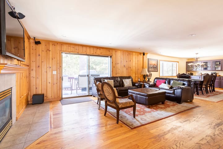 Den à l'étage attenant à la salle à manger et à la cuisine. Accès au grand balcon. Plan d'étage ouvert, TV, son surround, cheminée à gaz. Griller juste à l'extérieur de la porte coulissante. Demi-salle de bain et service public situé juste à côté.
