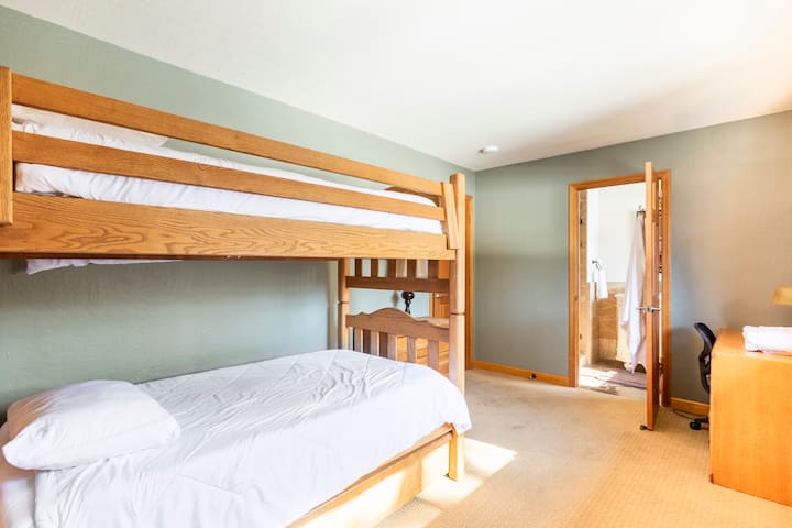 Chambre 3 à l'étage. Comprend un lit superposé double avec lit gigogne double. Salle de bains privée attenante (douche uniquement). Comprend un grand placard et un bureau/espace de travail.