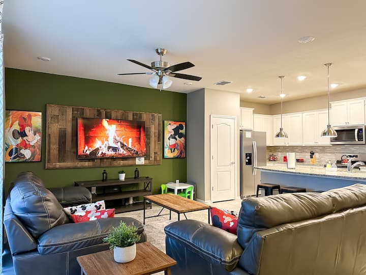 В тази отворена концептуална зона ще намерите кухня, всекидневна и трапезария. Кухнята е напълно оборудвана. Във всекидневната ще видите телевизор, два дивана, вентилатор на тавана. Има и трапезария с маса, столове, таванно осветление.