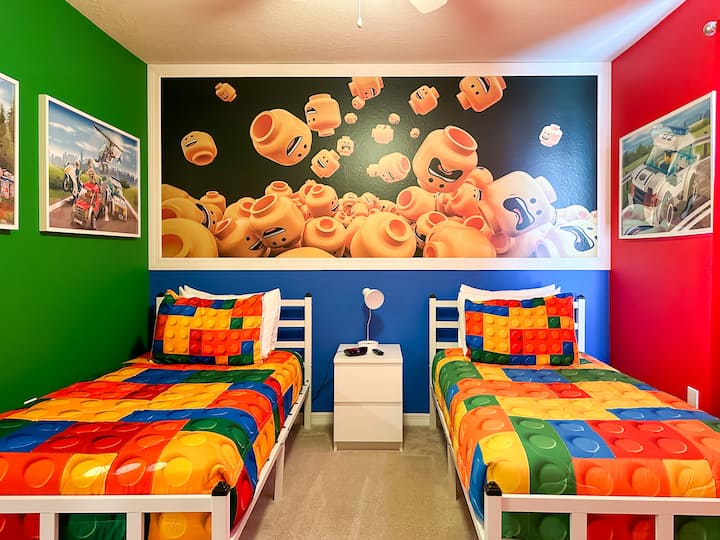 В тази спалня въображението ви може да надхвърли, с тези герои можете да изградите свой собствен свят по начина, по който искате. В тази спалня ще намерите две единични легла, смарт телевизор, вентилатор на тавана, нощно шкафче, скрин, нощна лампа, декорация на стената. 
