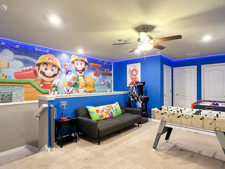 Това е тематичната стая за игри, където ще се забавлявате толкова много! Тук ще намерите декорация с LED светлини, маса за въздушен хокей, маса за джаги, 1 аркада, смарт телевизор, разтегателен диван, пълно пране (пералня и сушилня), декорация на стената,бебешка порта, термостат
