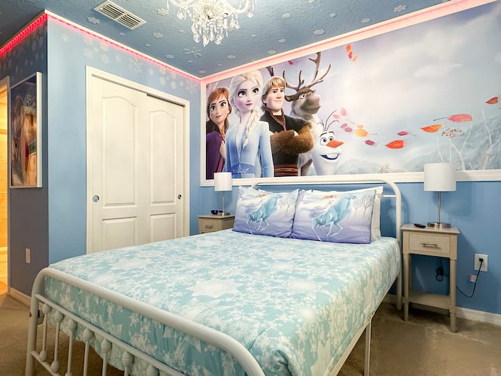 Това е най - студената спалня в къщата, където ще имате невероятни изживявания с най - забавния снежен човек. Магическа декорация с LED светлини. Спалнята разполага с двойно легло, нощни шкафчета, скрин, килер, таванно осветление, телевизор и самостоятелна баня