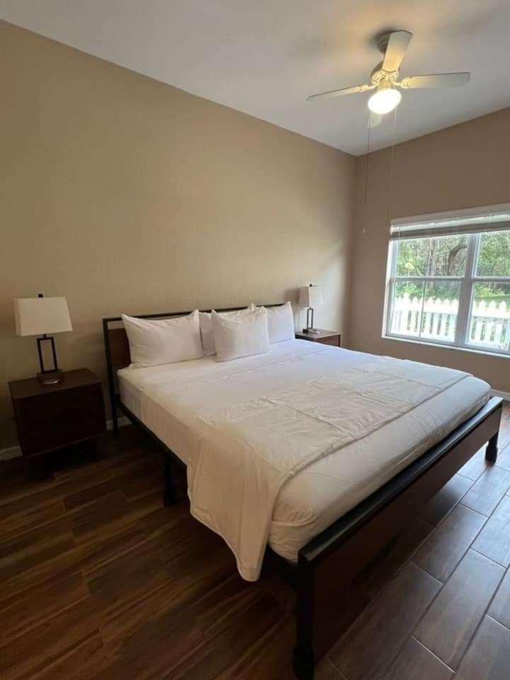 Брачен кревет (широк 180 - 200 см) - главна спална соба - 1 кат