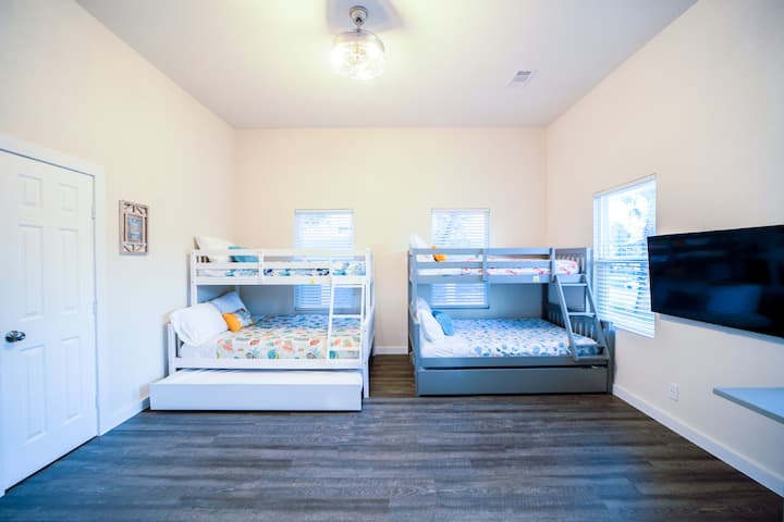 Vitanda vya ghorofa na TV kwa ajili ya watoto wako