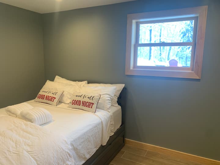 غرفة النوم 4: سرير بحجم كوين في الطابق الأول مع سرير مزدوج XL تحته.