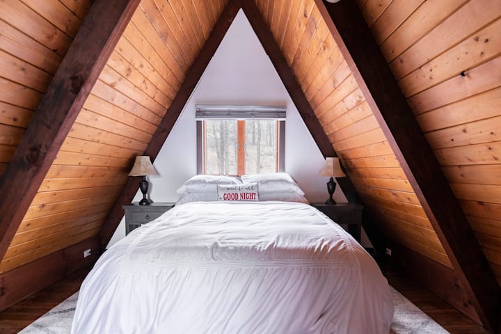 غرفة النوم 1: سرير كوين في الطابق الثالث مع سريرين مزدوجين مقاس XL ، وسقف مرتفع إضافي. 