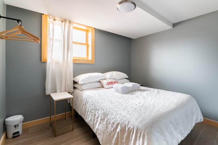 غرفة النوم 5: سرير كوين في الطابق الأول مع سرير مزدوج XL تحته.