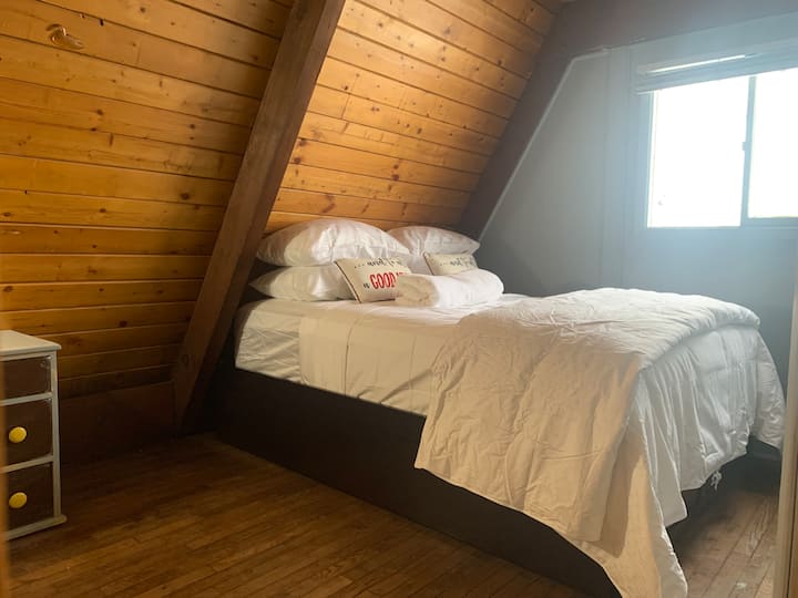 غرفة النوم 2: سرير بحجم كوين في الطابق الثاني مع سرير مزدوج XL تحته.