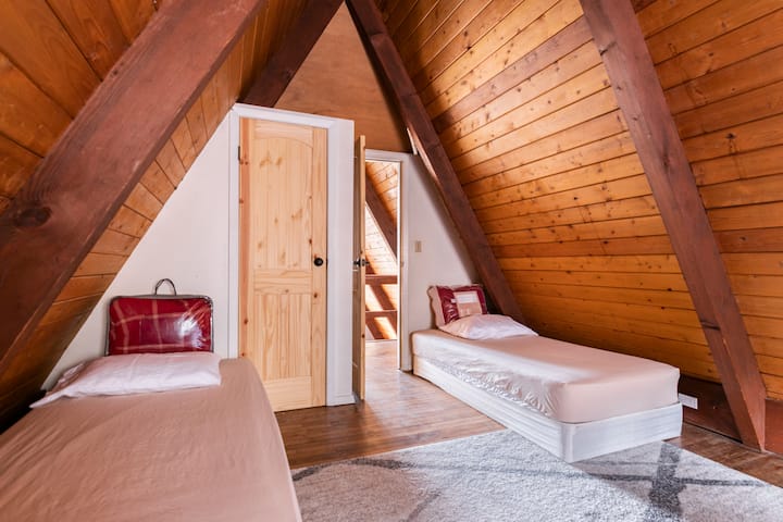 غرفة النوم 1: سرير كوين في الطابق الثالث مع سريرين مزدوجين مقاس XL ، وسقف مرتفع إضافي. 