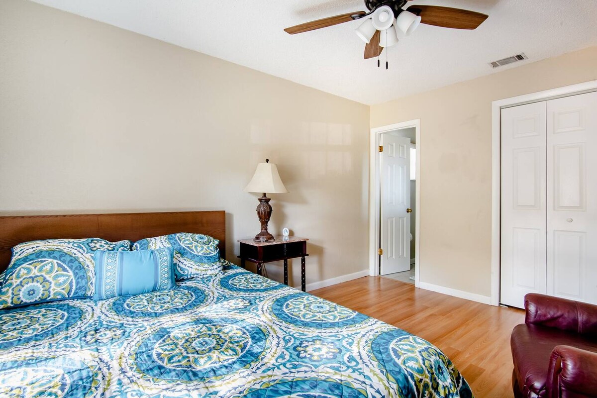 Con un dormitorio grande con baño privado y sillón reclinable. Los edredones variarán.