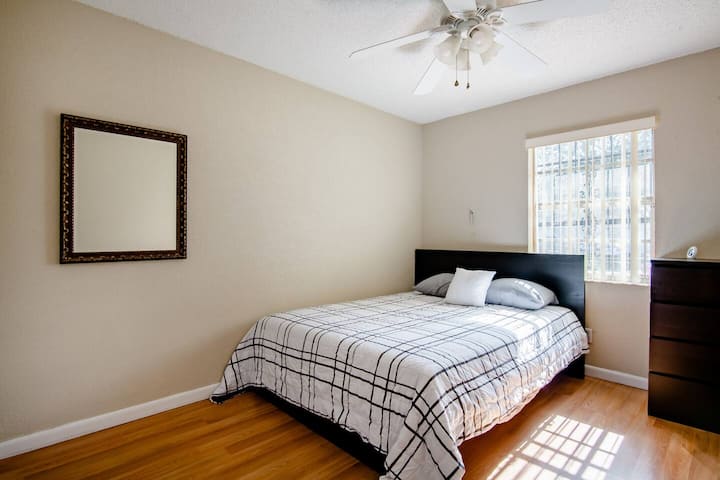 เตียงนอนสบายพร้อมตู้เสื้อผ้าและกระจก