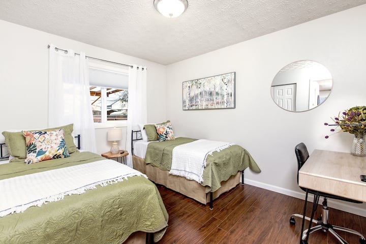 تحتوي غرفة النوم الثانية على سريرين جديدين مع مراتب إسفنجية، وملاءات جديدة ناعمة، ووسائد منفوشة، وأغطية وبطانيات جديدة.  تتوفر مساحة عمل مع مصباح لمن يحتاجون إلى مساحة عمل.
تطل النافذة على السطح/الفناء الخلفي.