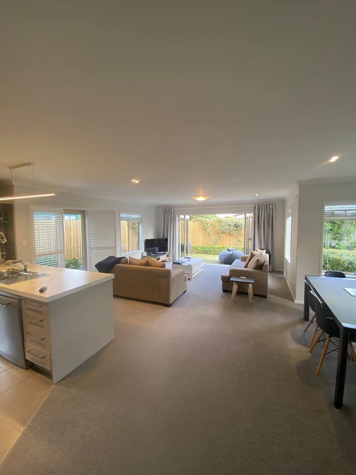 Spacious 3 Bedroom Home- Central, Quiet And Modern - Tauranga