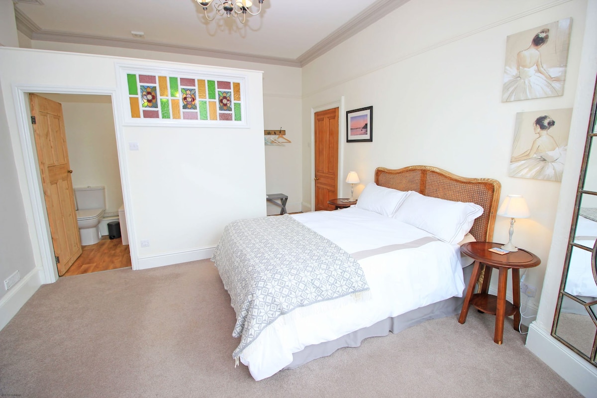 Glavna spavaća soba sa spojenom kupaonicom u prizemlju