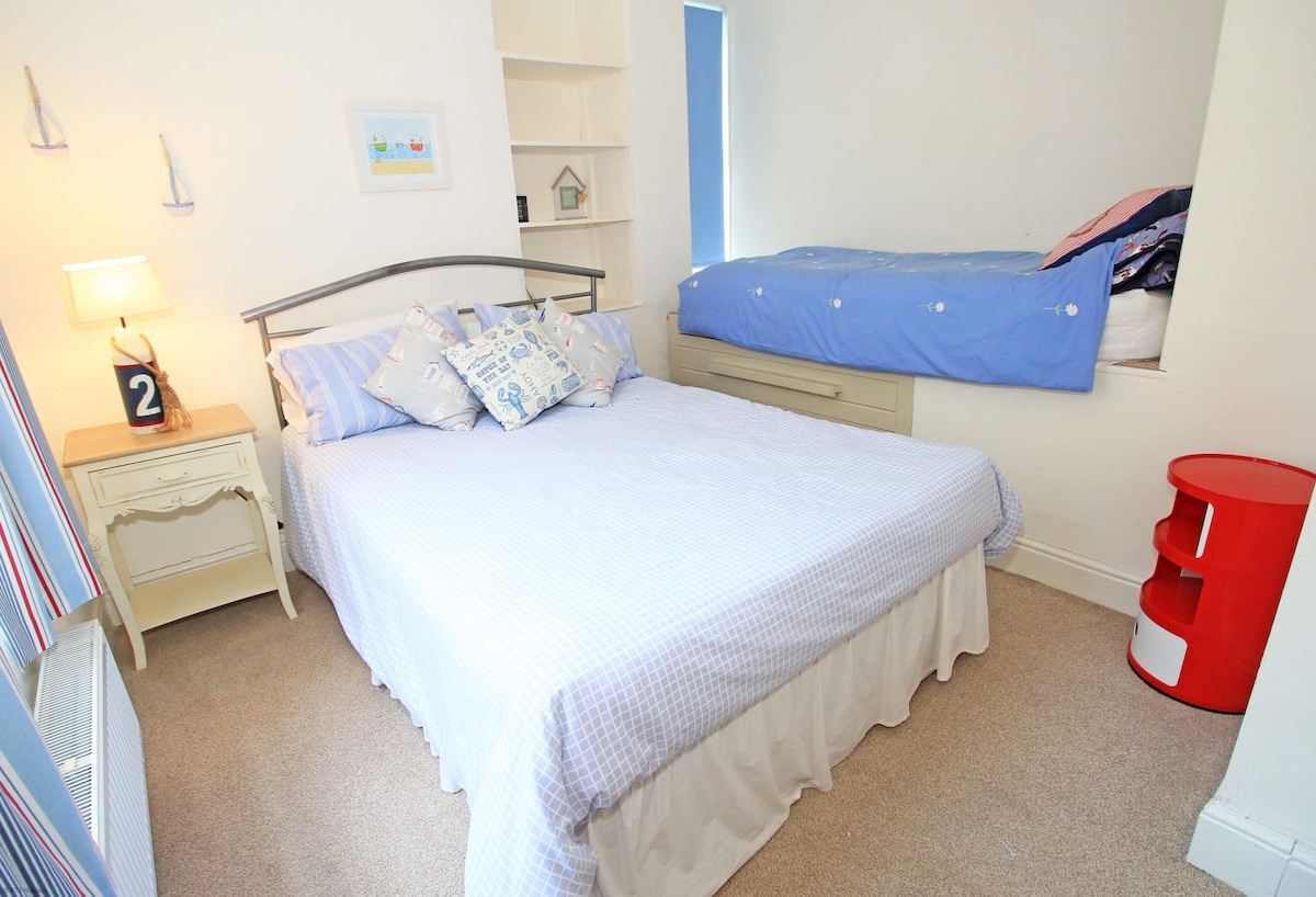 Četvrta spavaća soba na 1. katu (sastoji se od bračnog i jednostrukog kreveta) 