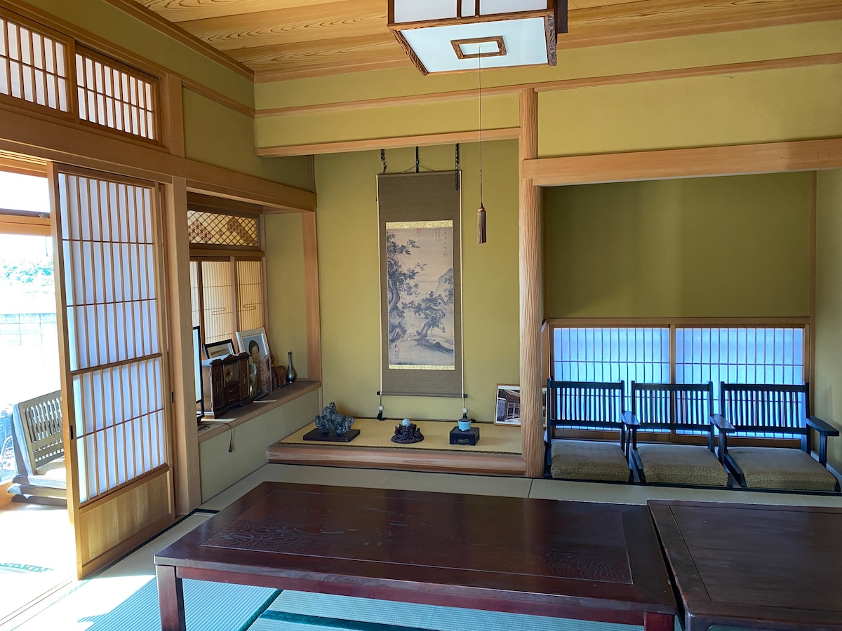 It is a Japanese-style room with a floor room.It feels calm.
