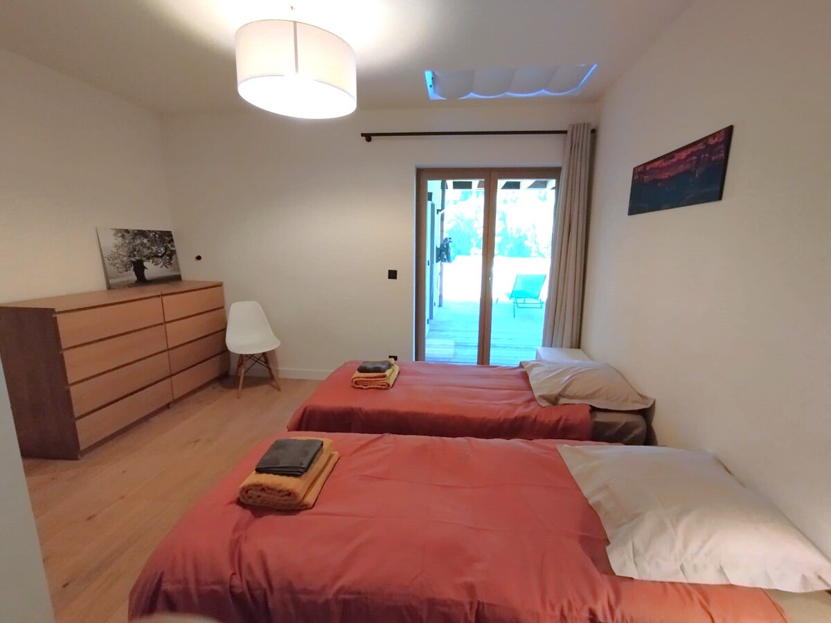 camera da letto 4: 2 letti singoli che possono essere accoppiati per formare un letto king size 180cm