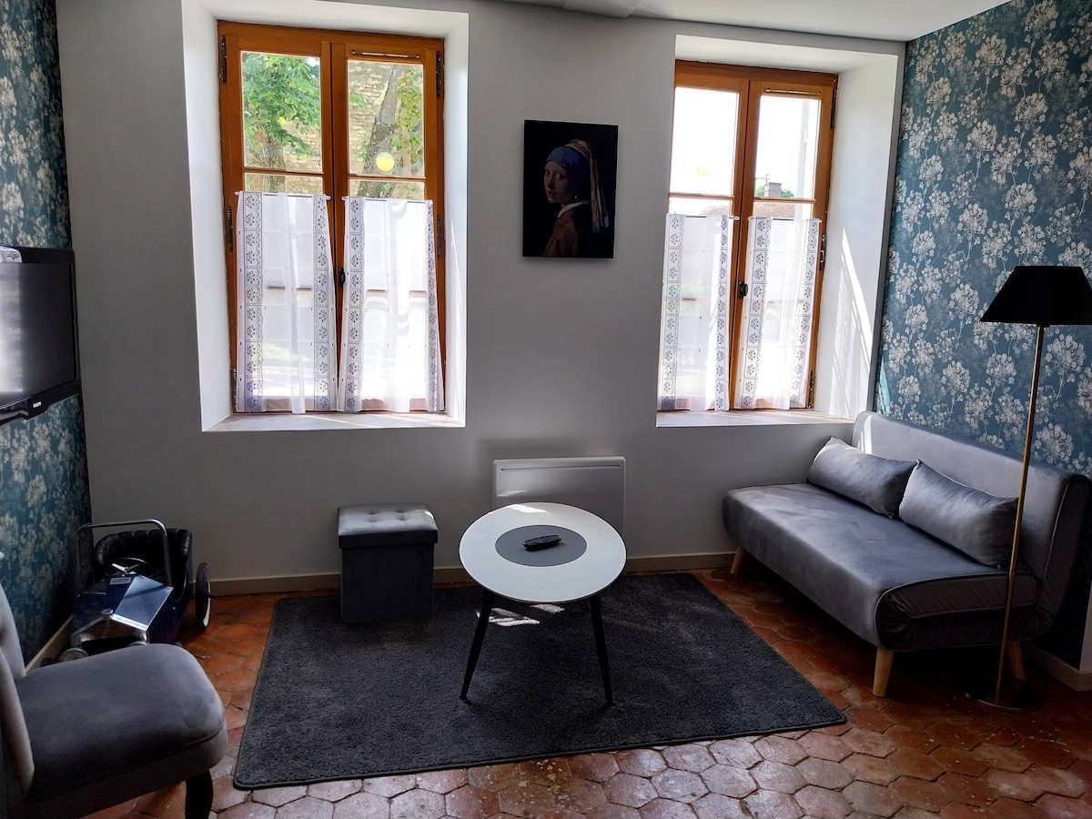 Living room with sofa bed for 2 people in the Branchoise 3-star furnished tourist cottage in Branches 89113
