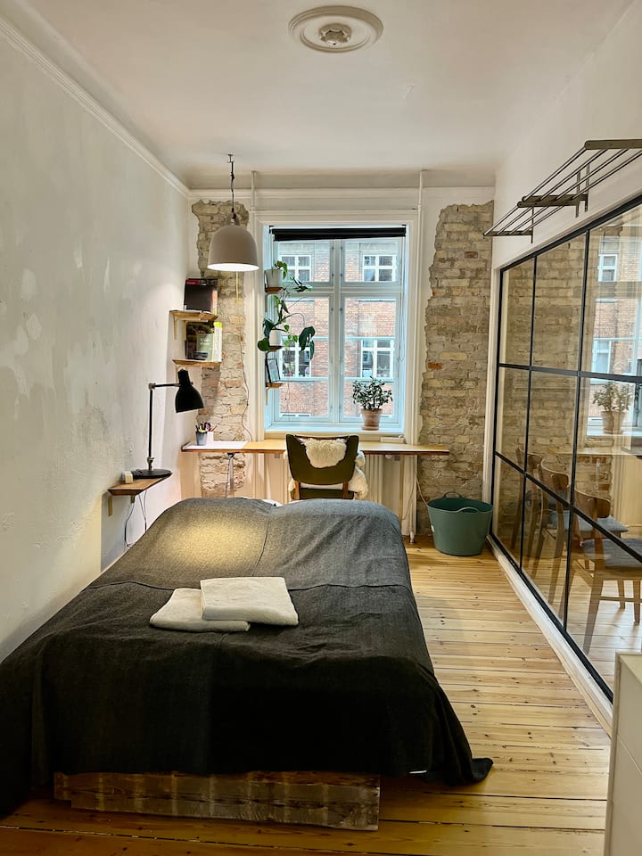 Dormitorio y espacio de oficina pequeño.