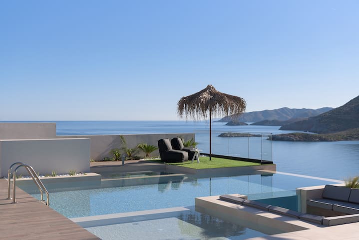 Mayana Luxury Villa, an infinite blue experience
