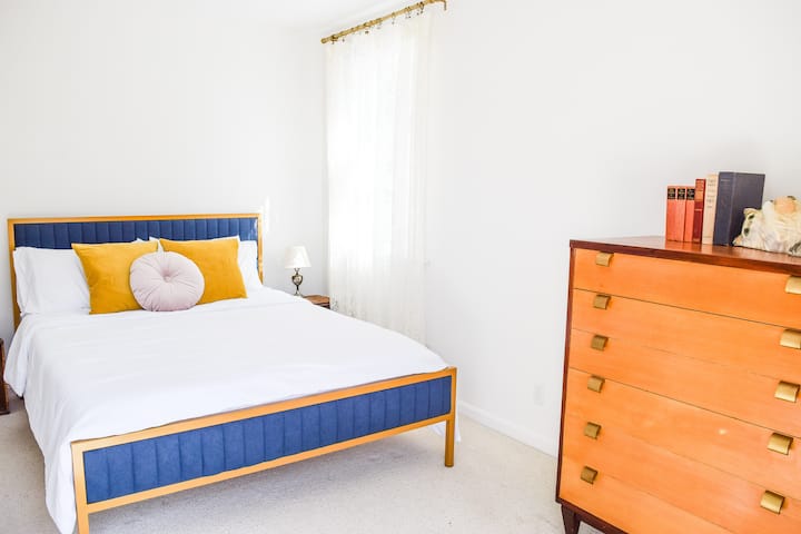 Dhoma kryesore e gjumit me krevat dopio "queen"