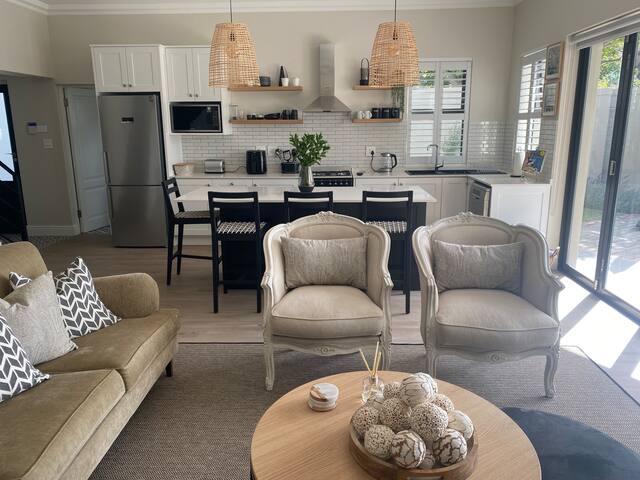 Vine View Cottage Constantia – beautiful views gallery image 5