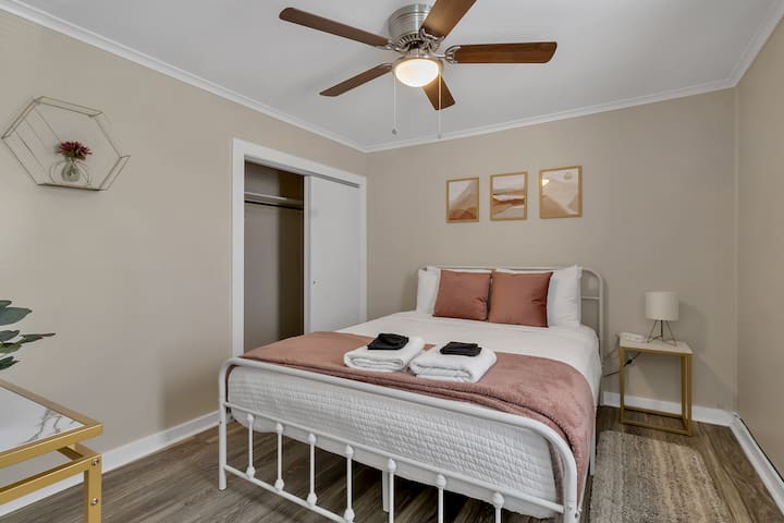 Dhoma e gjumit 3:
Krevat dopio "queen"