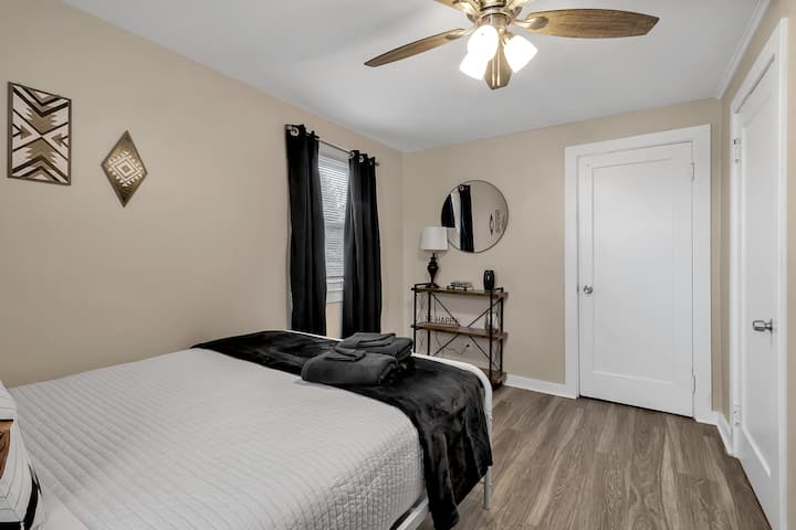 Dhoma e gjumit 1: 
-Krevat dopio "queen"
- hyrja në lavanderi