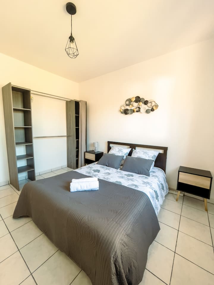 寝室# 5 - 1階
ベッド140 x 190