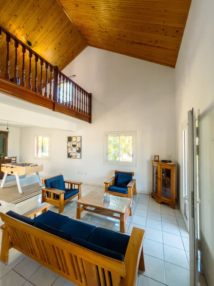 「ロンタン」個性を備えた暖かいリビングルーム。