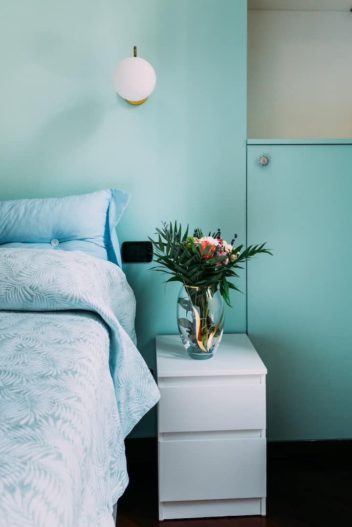 Dhomë gjumi.
Detaje pranë krevatit.