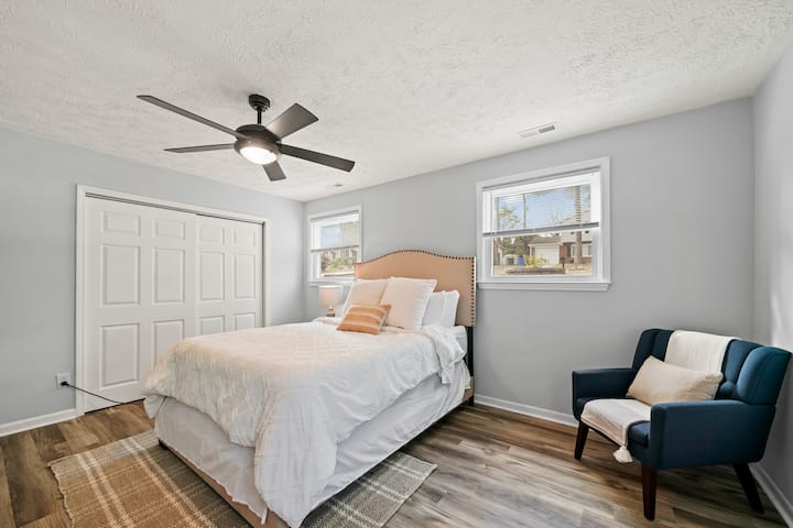 ¡Segundo dormitorio principal con colchón de espuma viscoelástica tamaño queen y un montón de espacio en el armario! 